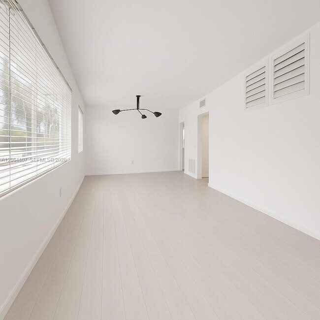 Building Photo - 1110 Venetian Way