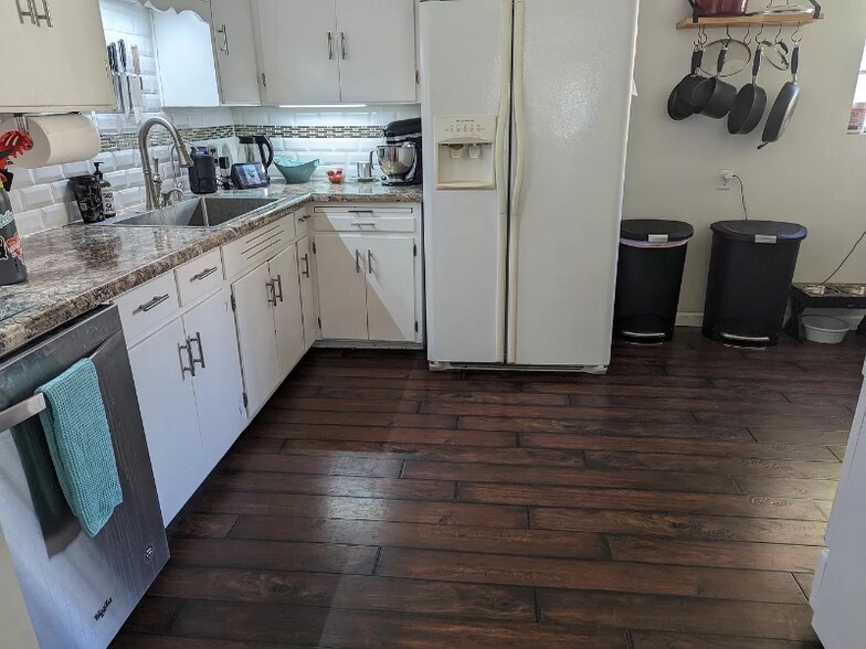 Building Photo - 1634 E 12th St