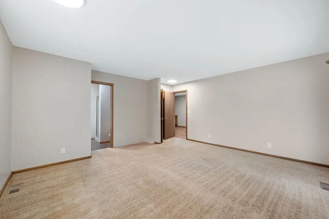 Building Photo - HUGE 4 Bedroom, 3.5 Bathroom!
