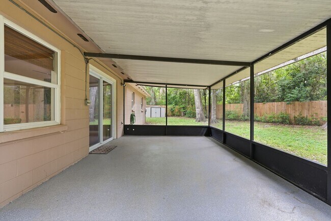 Building Photo - Roomy 3 bedroom 2 bath with great fenced yard