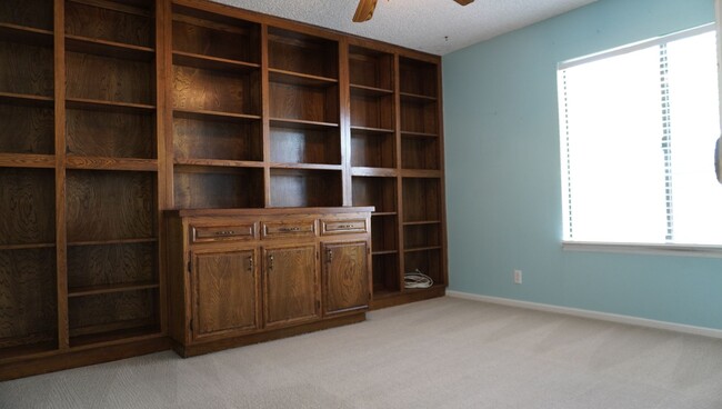 Building Photo - Single-Family Home in a Prime Location.