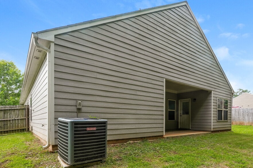 Building Photo - 3517 Mica Cir SE