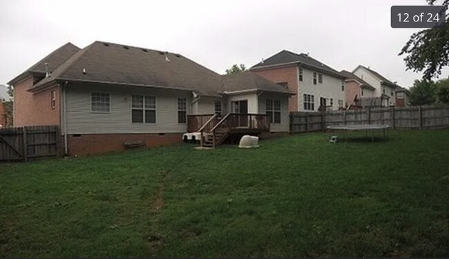 Building Photo - 4 bed/3bth with over 2000 sq ft. In beauti...