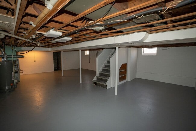 Building Photo - Update charming 3 bedroom bungalow