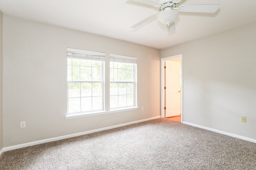 Building Photo - 11311 Justin Oaks Dr N