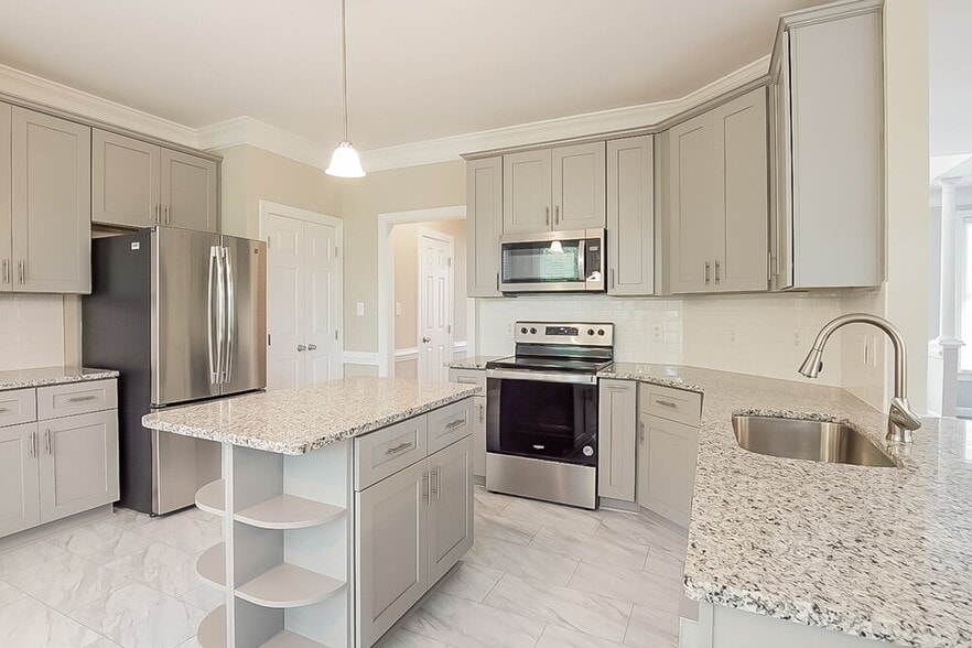 Building Photo - 900 Birkdale Dr