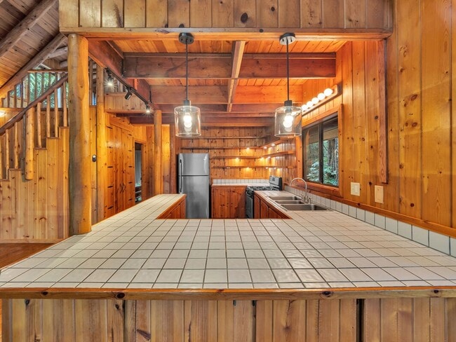 Building Photo - 3 bedrooms 2 bathroom with a large Loft fo...