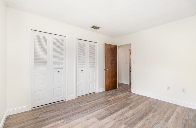 Building Photo - 2290-2296 Fox Hollow Dr.