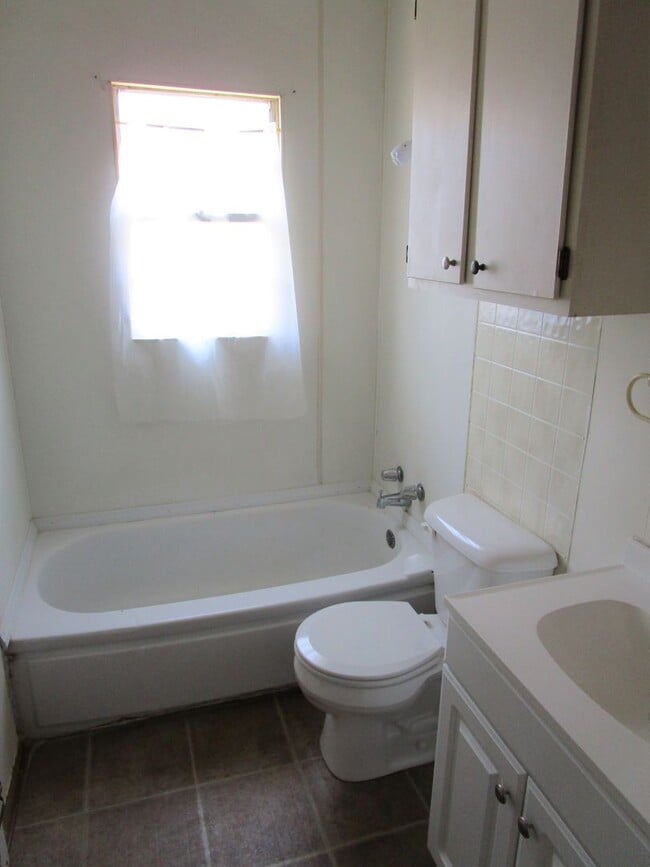 Building Photo - Super Cute & Clean!