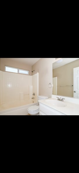 Building Photo - 831 Marsh Creek Dr