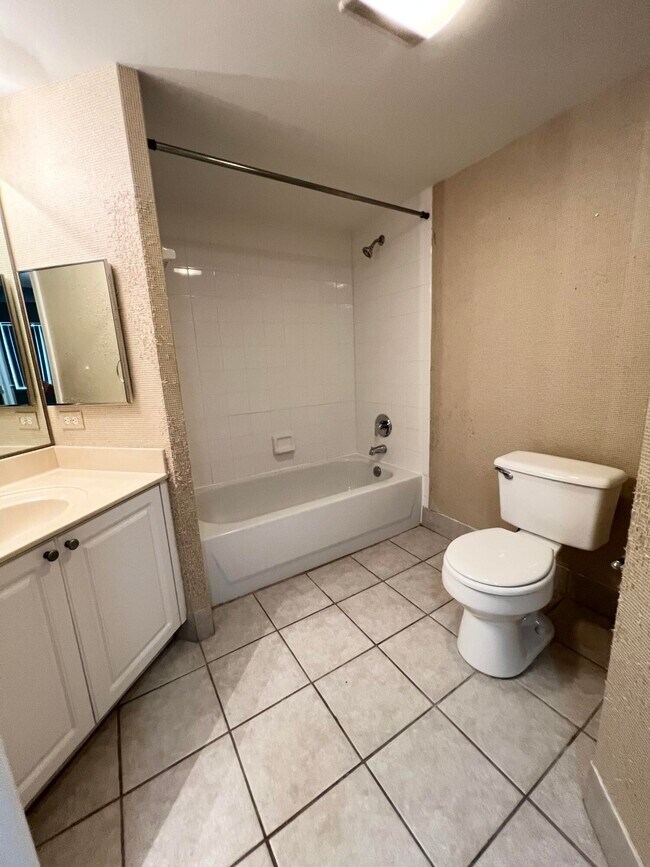 Building Photo - 1100 Crestwood Ct S