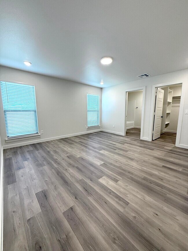 Building Photo - 2501 Kenwood Ave