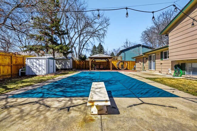 Building Photo - Enjoy the Private Pool and Outdoor Sauna at this 3/2 Home in a Quiet Neighborhood in Louisville