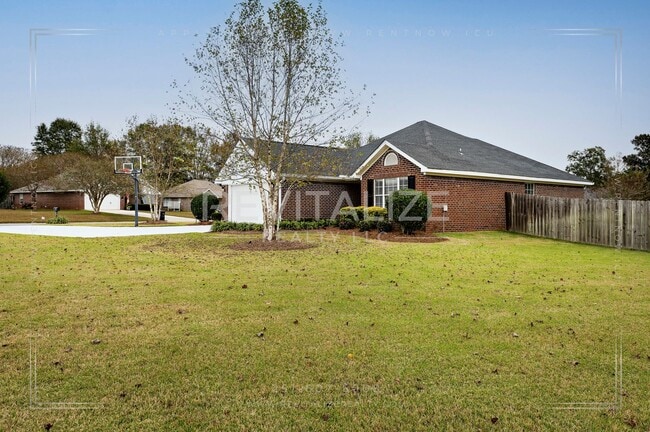 Building Photo - Gorgeous 3 Bed 2 Bath Brick Cottage on Corner Lot