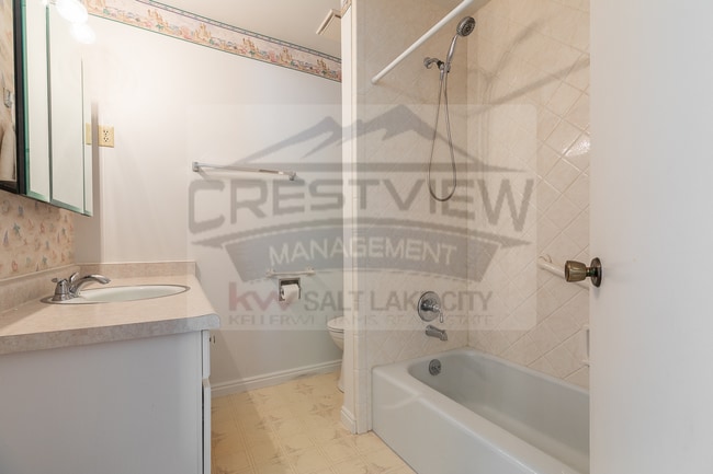 Building Photo - Charming East Sandy Home in a Prime Location