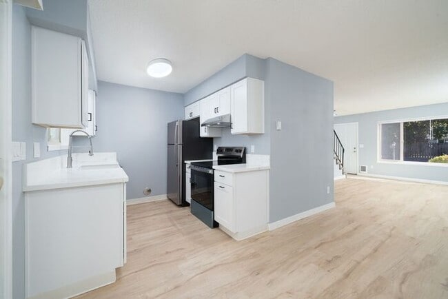 Building Photo - Recently remodeled 2 bedroom 1 bath unit! ...