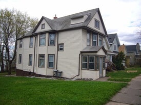 Building Photo - 920 E 9th St