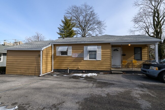 Building Photo - 9 Bedroom / 2 Bath House