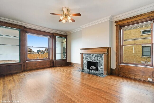 Building Photo - 559 W Surf St