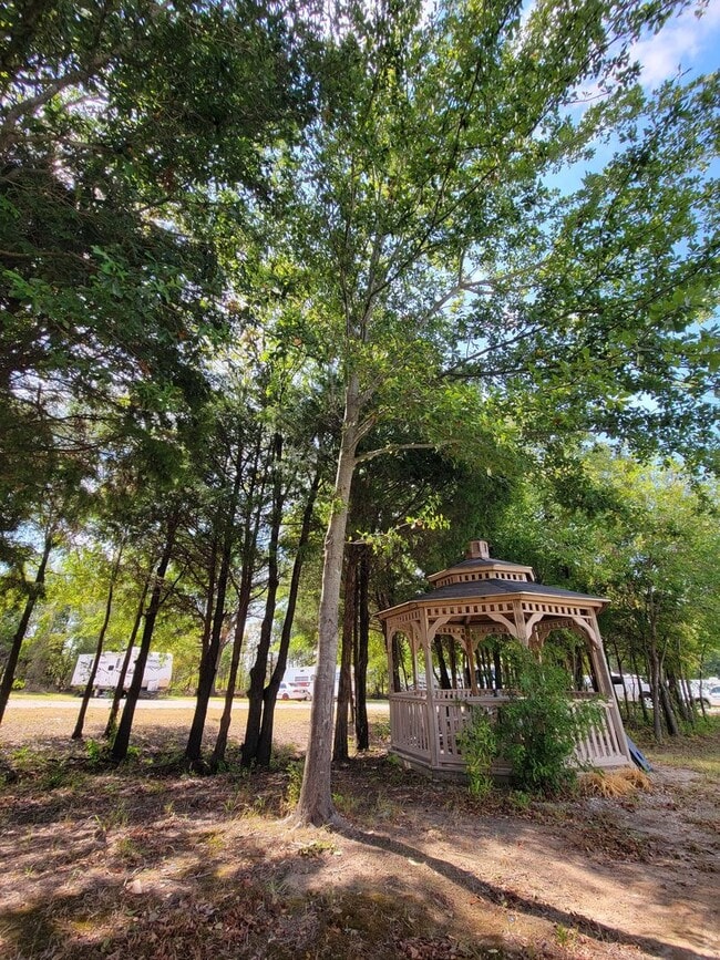 Building Photo - Cute Tiny Home near Cedar Creek Lake.  Fur...
