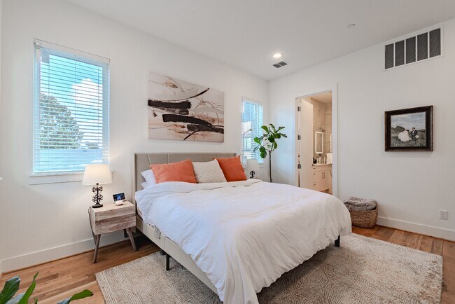 Building Photo - 3 Bed 3 Bath Townhome - Gated Community & Downtown Views! Lower Greenville area