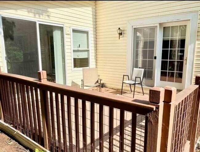 Building Photo - 1556 Shagbark St