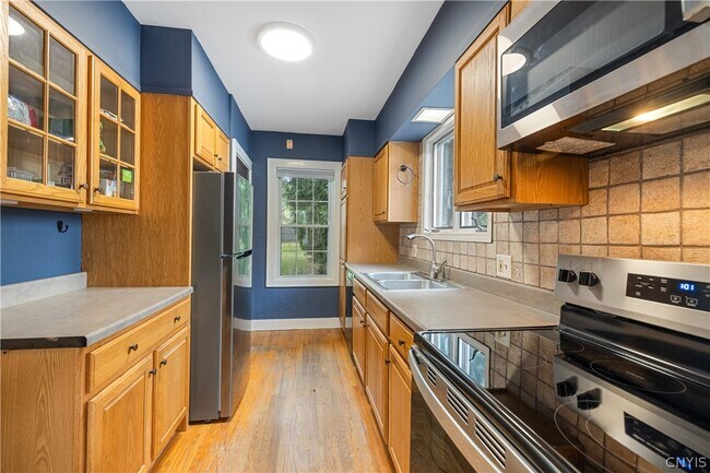 Building Photo - 448 Buckingham Ave