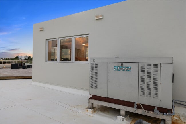 Building Photo - 3300 NE 39th St