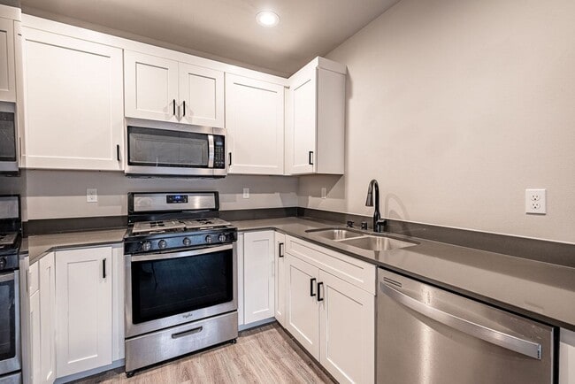 Building Photo - 3 bed 2.5 bath townhouse with garage.