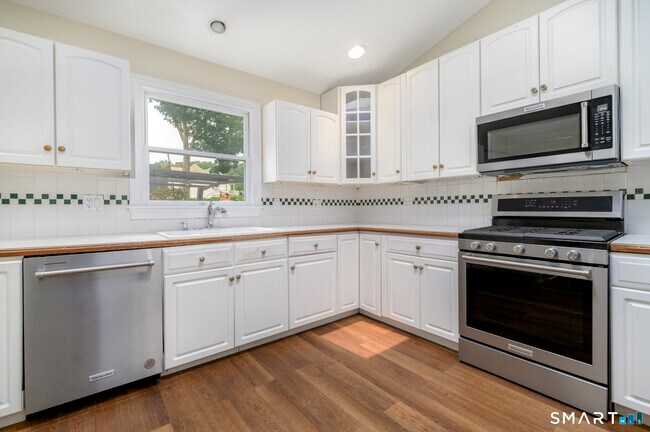 Building Photo - 18 Elm Tree Pl