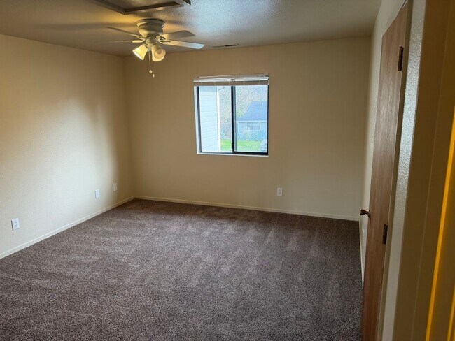 Building Photo - Huge Three Bedroom Townhouse with Garage and Backyard!