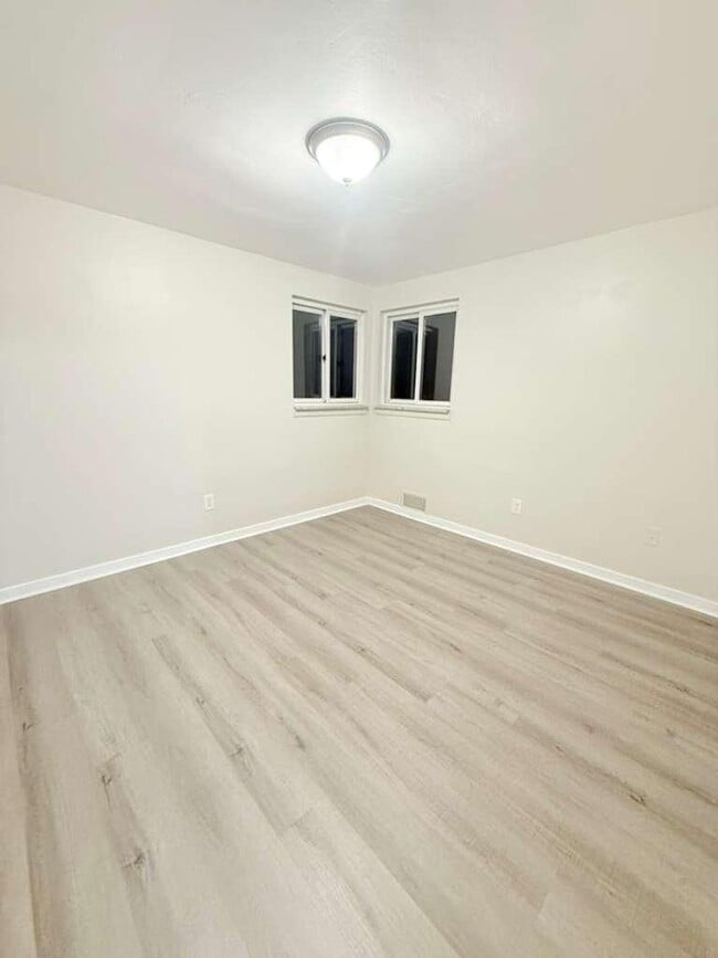Building Photo - Spacious and beautifully updated 4-bedroom...