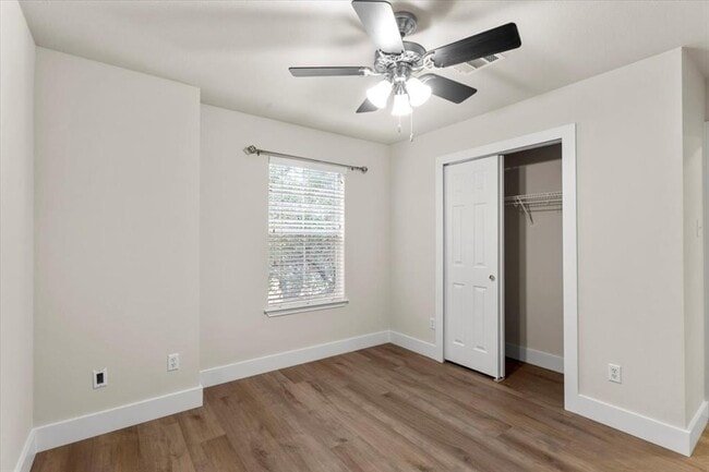 Building Photo - 410 Bandstand Ln