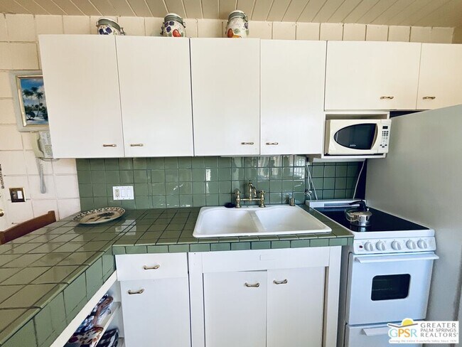 Building Photo - 1111 E Palm Canyon Dr