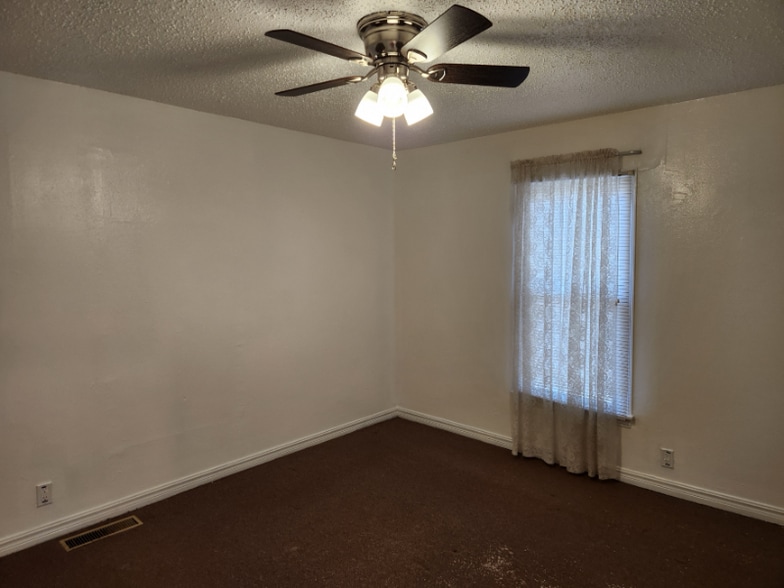 Building Photo - 607 3rd Ave NW