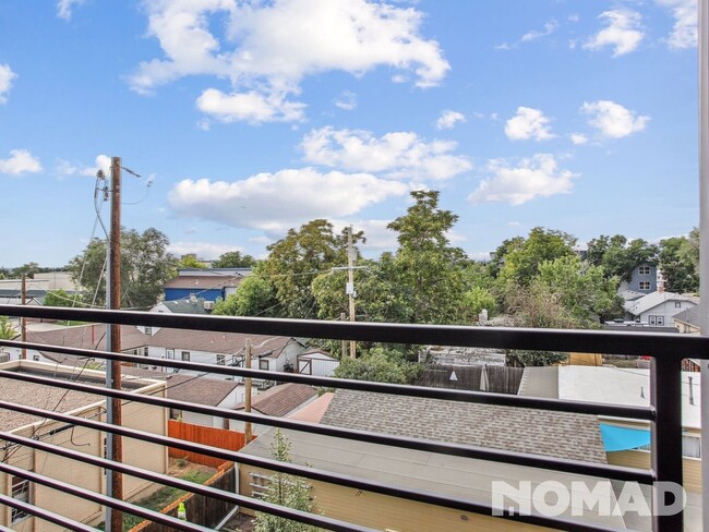 Building Photo - Top Floor Corner Unit 1 Bedroom Condo in S...