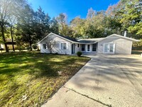 Building Photo - Three Bedroom Two Bath Home in Riverbend