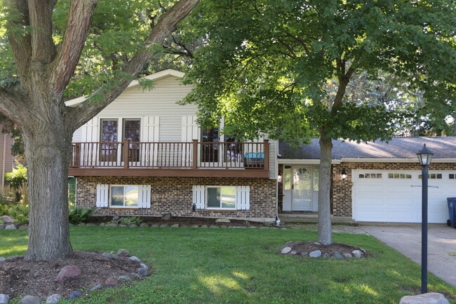 Primary Photo - 1401 Hillside Ln