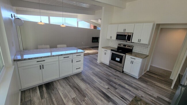 Building Photo - Beautifully renovated 4bd/2ba home in Bay Ho!