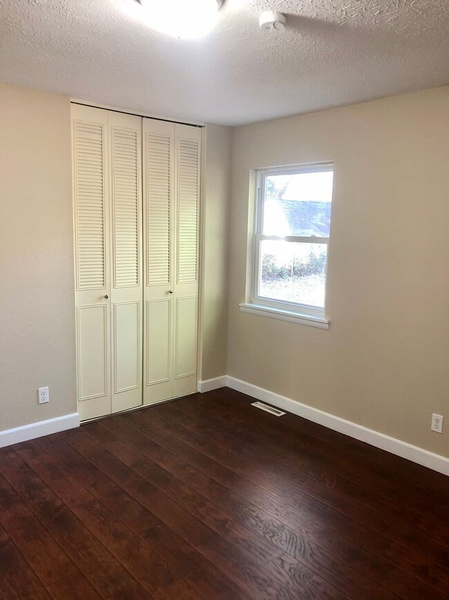 Building Photo - 3 bedroom 1.5 bathroom home Available Now