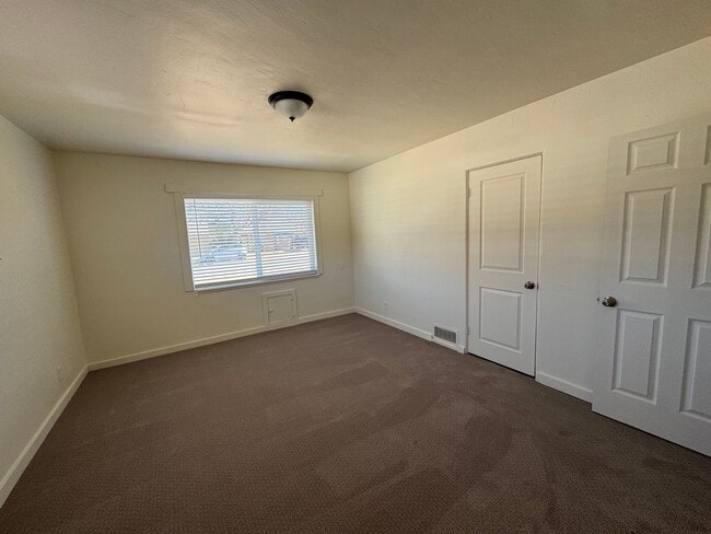 Building Photo - Spacious 4 bedroom 2 bath house with large backyard!