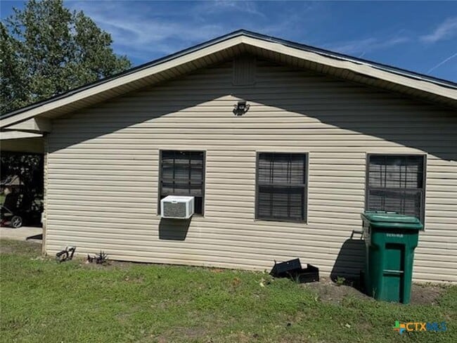 Building Photo - 109 W Robin Ln