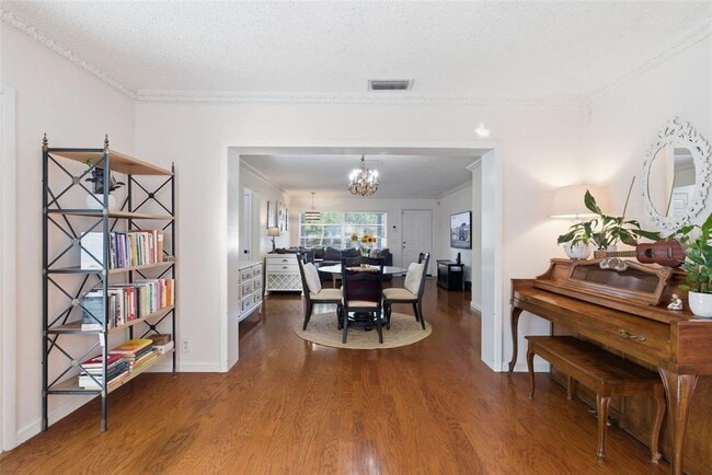 Building Photo - 2039 Pine Ridge Dr