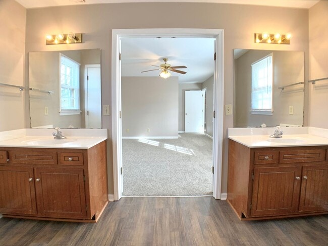 Building Photo - 3310 Mallard Dr