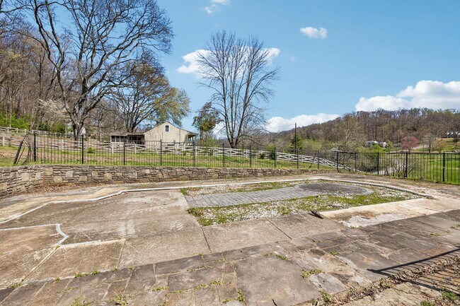 Building Photo - Experience the perfect blend of privacy and open space in this beautifully maintained 3-bedroom, ...