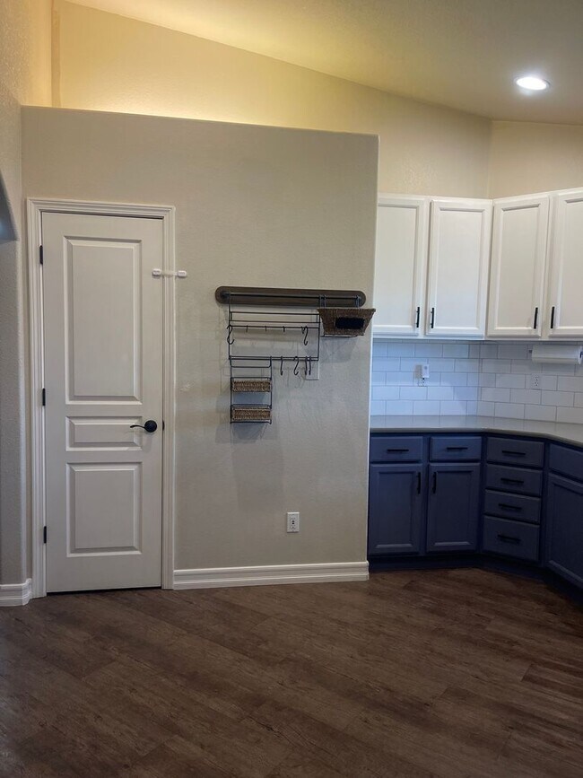 Building Photo - 3 BED 2 BATH HOUSE WITH FENCED BACKYARD IN THE COUNTRY HEIGHTS SUBDIVISION