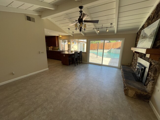 Building Photo - 480 Sandstone Dr