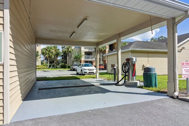 Building Photo - 1999 Summer Club Dr