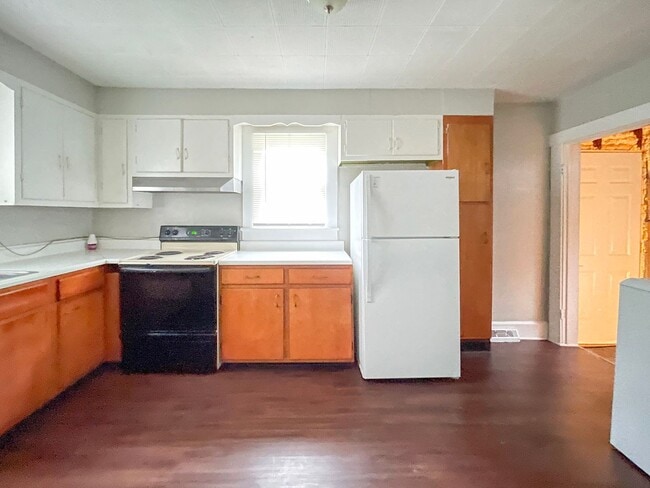 Building Photo - PRELEASING for AUGUST! Close to Campus: Dishwasher and Washer/Dryer Included