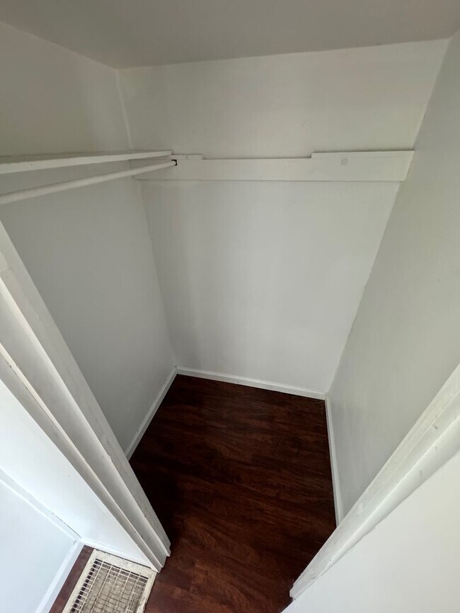 Building Photo - 2605 Walnut St